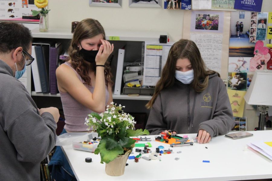 Students and teachers wear masks in class.